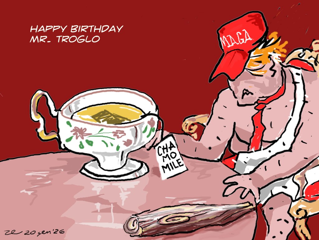 Una caricatura di un uomo seduto a un tavolo con una enorme  tazza di camomilla. Indossa un cappello rosso con la scritta 'MAGA', coperto da pelle animale. Un'etichetta con la scritta 'CHA MO MILE' è attaccata alla tazza. Sullo sfondo, il messaggio 'HAPPY BIRTHDAY MR. TROGLO'.
