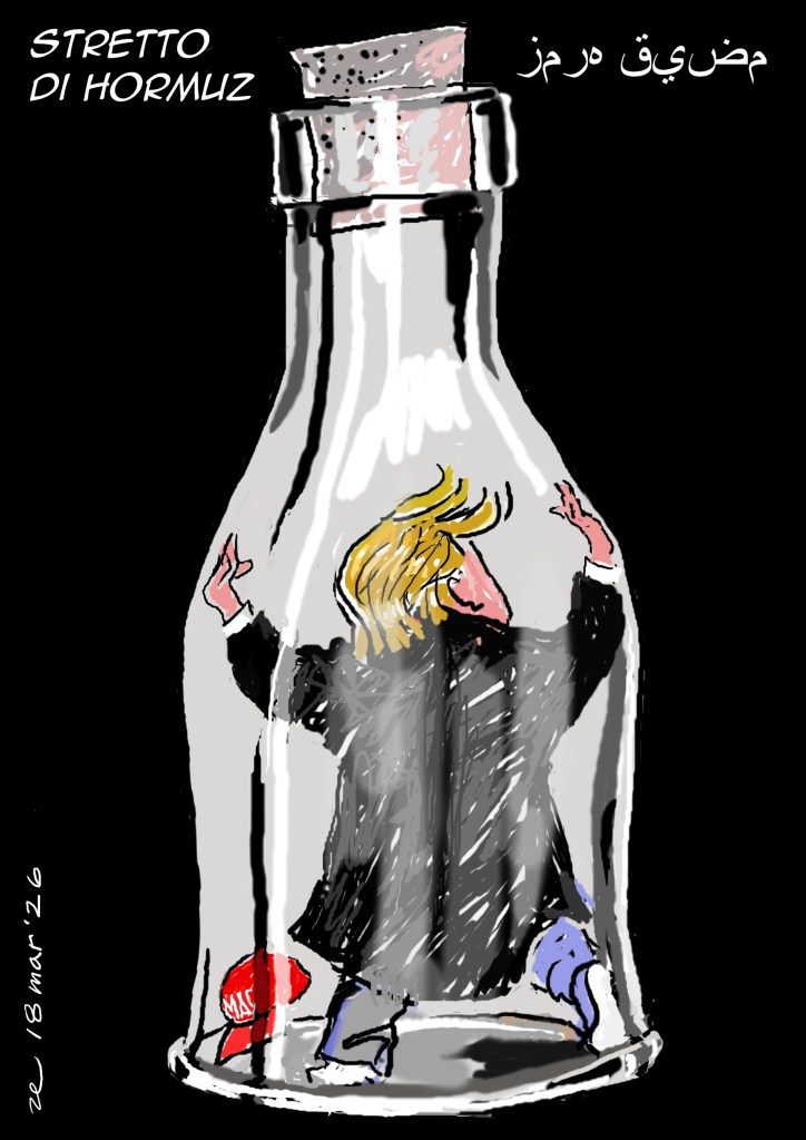 Un'illustrazione satirica che mostra una figura all'interno di una bottiglia, con il titolo 'STRETTO DI HORMUZ'. La figura ha capelli biondi e indossa un cappotto scuro, sul fondo della bottiglia è caduto un cappello rosso.